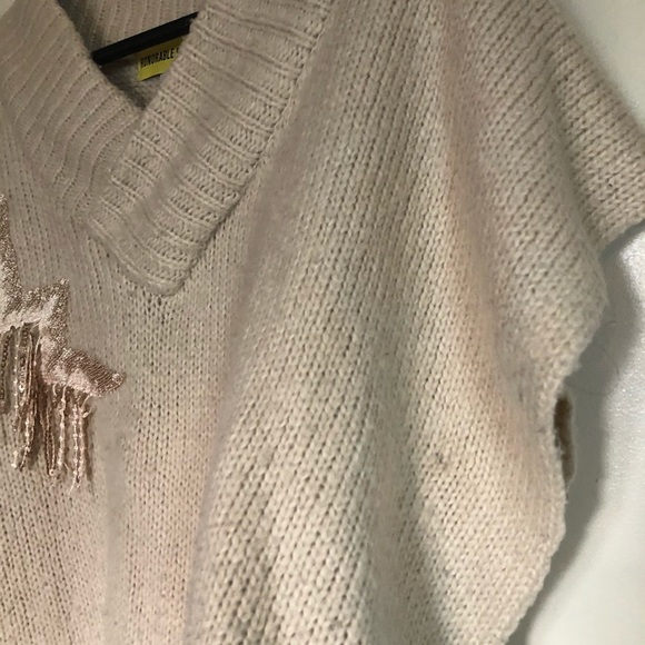 Vintage knit fringe tan poncho with appliqué - Picture 5 of 11